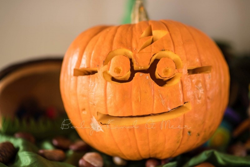 Kürbis schnitzen zu Halloween – Kinderleichte Anleitung ...