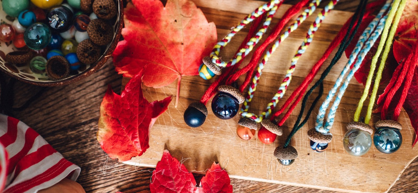 Herbst Bastelidee DIY Murmelketten aus Eicheln 12